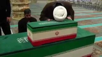 بوسه پدر زهرای ۱۴ ماهه بر تابوت دختر شهیدش