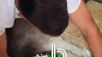 علیرضا جهانبخش در حال پخت نان سنتی