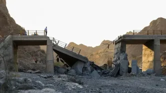 سرگردانی مردم و رانندگان پس از حمله آمریکا به پل محور رودان - بندرعباس + عکس