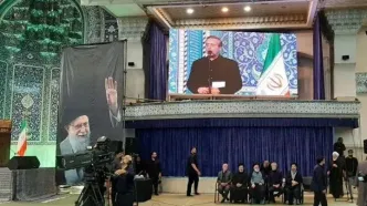 آیین بزرگداشت رهبر شهید در شبستان مصلی تهران آغاز شد/ ویدئویی از حضور 3 فرزند ایشان