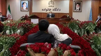 ۱۳۷۳ شاخه گل رز در دادگاه خانواده معجزه کرد؛ عروس جوان از طلاق منصرف شد