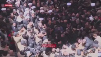 اقامه نماز بر پیکر رهبر شهید توسط آیت‌الله حکیم در حرم امیر المومنین(ع)
