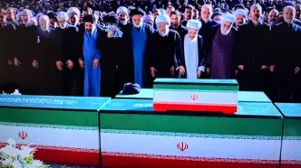 اقامه نماز بر پیکر رهبر شهید و خانواده ایشان به امامت آیت الله سبحانی/ شعارهای حاضران پس از اقامه نماز