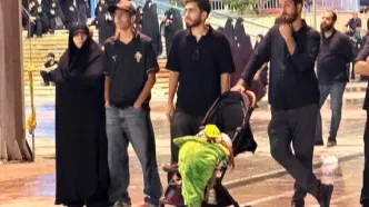 حضور خانواده‌ها و عزاداران رهبر شهید انقلاب در مصلای تهران