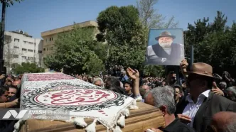 اکبر عبدی ظهر یکشنبه ۴ مرداد در میان انبوه هوادارانش به خاک سپرده شد/ تصاویر