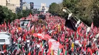 شعار علیه رئیس‌جمهور آمریکا در مراسم تشییع رهبر شهید / «توافق نمی‌خوایم، سر ترامپ رو می‌خوایم»