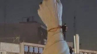 المان «مشت گره‌کرده» در میدان انقلاب تهران نصب شد