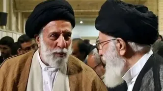 بوسه حجت‌الاسلام سید هادی خامنه‌ای، برادر رهبر شهید انقلاب بر تابوت ایشان/ ویدئو