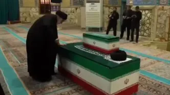 بوسه برادر رهبر شهید انقلاب بر تابوت ایشان