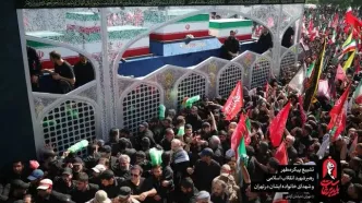 ‌خودروی حامل پیکر مطهر رهبر شهید انقلاب در میدان آزادی متوقف شده است