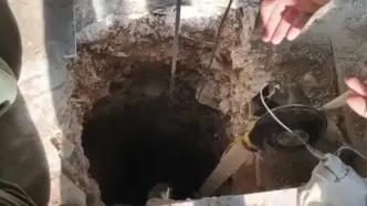 نجات معجزه‌آسای زن 40 ساله از عمق 15 متری چاه فاضلاب در کاشان