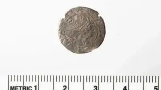 یک اتفاق عجیب ؛ دکمه کثیف سکه نادر ۹۰۰ ساله از آب درآمد