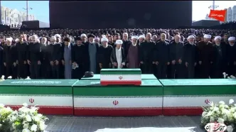 فیلم اقامه نماز بر پیکر رهبرشهید توسط آیت‌الله سبحانی