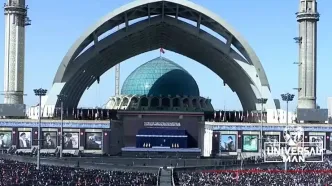 حضور فرزندان رهبر شهید انقلاب در مصلی تهران پیش از اقامه نماز بر پیکر امام امت/ ویدئو