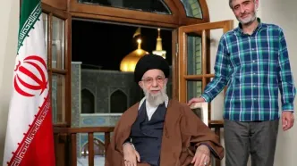 تصویری از شهید مصباح‌الهدی باقری در کنار رهبر شهید انقلاب