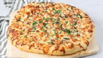 شام امشب با من: طرز تهیه پیتزای آلفردو خانگی؛ پیتزایی خامه‌ای و خوشمزه با طعم رستورانی!