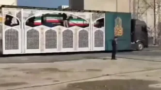 تصویری از خودروی حامل پیکر رهبر شهید و خانواده شهیدشان