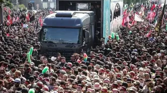 خودرو حامل پیکر شهدا در خیابان آزادی متوقف شد