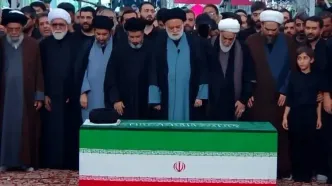 فردی که با کلاه و چهره کاملا پوشیده در آخرین مراسم تشییع رهبر شهید شرکت کرد، کیست؟ + عکس