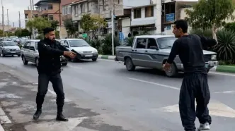 فیلم لحظه شلیک پلیس به پاهای زورگیر قداره کش در گرگان / با وجود اصابت گلوله باز گنده لاتی می کرد مردم آستین بالا زدند