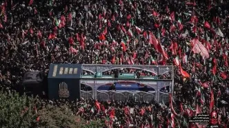 گاردین از مراسم تشییع پیکر رهبر شهید انقلاب گرارش داد
