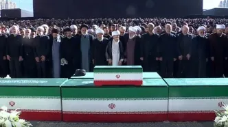 آغاز اقامه نماز بر پیکر رهبر شهید انقلاب به امامت آیت الله جعفر سبحانی
