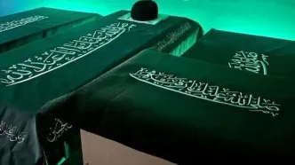 طواف پیکر مطهر رهبر شهید در صحن حرم امام علی (ع)/ برگزاری مراسم اقامه نماز بر پیکرها