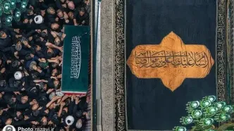 نمایی ویژه از طواف پیکر رهبر شهید بر گرد ضریح مطهر امام رضا(ع)
