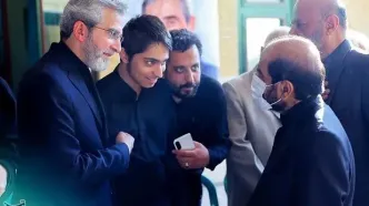 تصویر نوه رهبر شهید در یک مراسم ختم