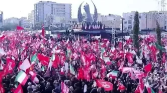 پرتاب سنگ به تصویر ترامپ در مراسم تشییع پیکر رهبر شهید انقلاب در تهران/ ویدئو