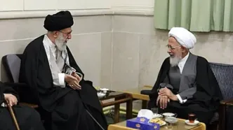 آیت‌الله جوادی آملی در قم بر پیکر رهبر شهید نماز می‌خواند