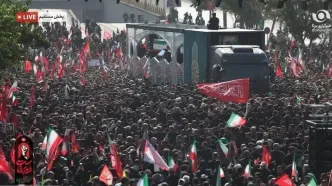 شعار لبیک یا حسین مردم عزادار در کنار خودروی حامل پیکر مطهر رهبر شهید انقلاب در مسیر تشییع/ ویدئو