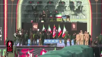لحظه قرار گرفتن پیکر رهبر شهید در جایگاه وداع با مردم در مسجد جمکران + ویدئو