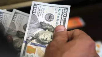 پیش‌بینی دلار ۲۴۰ هزار تومانی در سال 1405/ در سناریوی تشدید تنش‌ها و افت بیشتر صادرات نفت قیمت دلار به چقدر می رسد؟+ فیلم