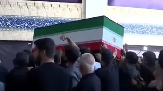 لحظات خروج پیکر رهبر شهید انقلاب از مصلی