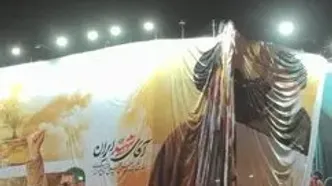 نصب المان «مشت گره‌کرده» در میدان انقلاب تهران