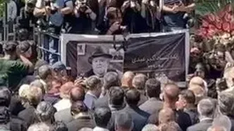 لحظه اقامه نماز بر پیکر اکبر عبدی
