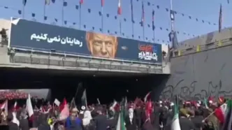 سنگ زدن به تصویر ترامپ در مراسم تشییع رهبر شهید