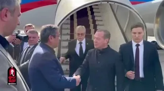 ادای احترام «مدودف»و هیئت همراه به پیکر مطهر رهبر شهید