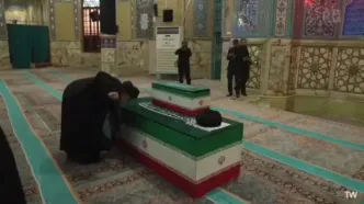 بوسه هادی خامنه‌ای، برادر رهبر شهید بر تابوت ایشان