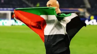 حسام حسن پس از صعود مصر پرچم فلسطین را به اهتزاز درآورد