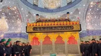 روضه‌خوانی حاج محمود کریمی و حاج میثم مطیعی در کنار پیکر رهبر شهید انقلاب در هواپیما/ فیلم