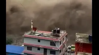 ویدئوی وحشتناک از محبوس شدن یک خانواده در سیل مهیب نپال