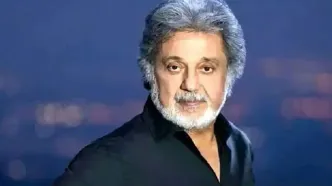 سفر در زمان؛ داریوش اقبالی در 25 سالگی و در کنار یک پژو 504؛ سال 54