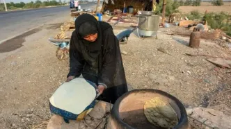 تصاویر؛ نان داغ زنان چذابه در گرمای سوزان مسیر اربعین