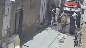 لحظه تلخ مصدومیت 3 آتش‌نشان در آتش‌سوزی مهاباد