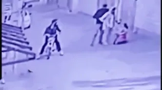 تصاویر شوکه‌کننده از سرقت النگوهای یک مادر مقابل فرزندش!