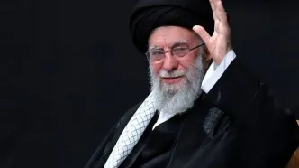 تصاویری منتشر نشده از سخنرانی رهبر شهید انقلاب در حرم رضوی