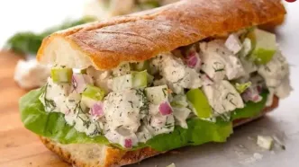 طرز تهیه ساندویچ ران مرغ لذیذ با سالاد کلم