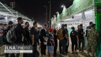 آب خنک، شربت و هندوانه به طور مستمر میان زائران توزیع می‌شود